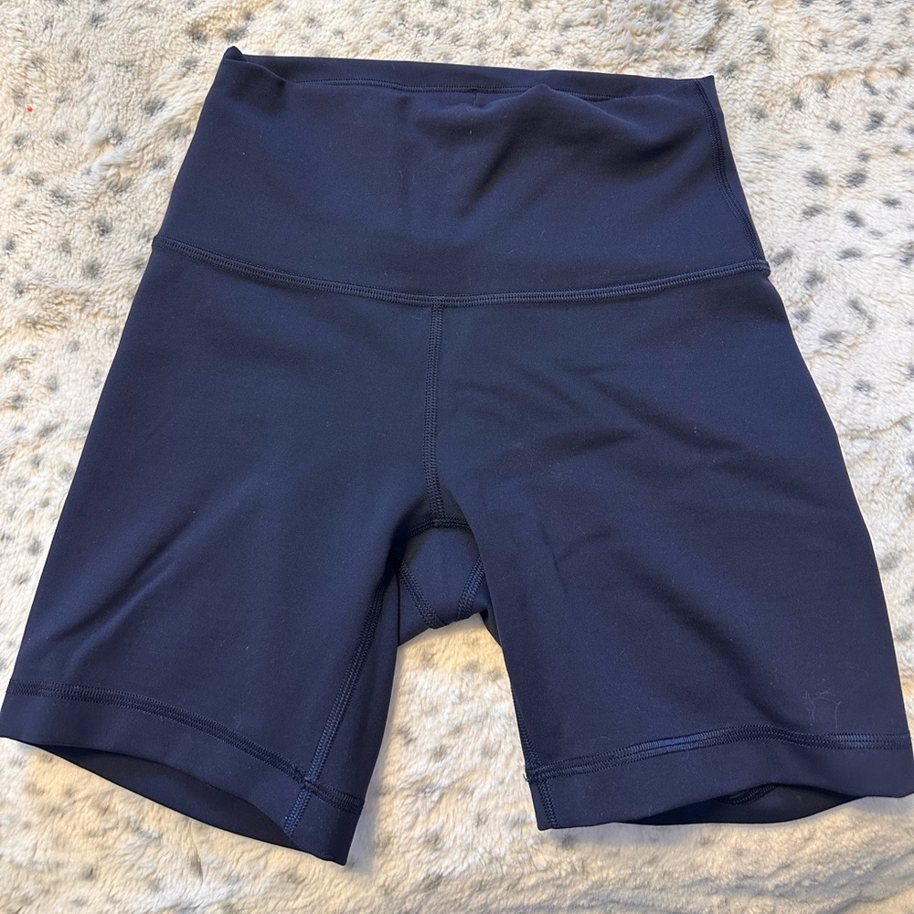 LuLulemon size 4 train shorts 6”